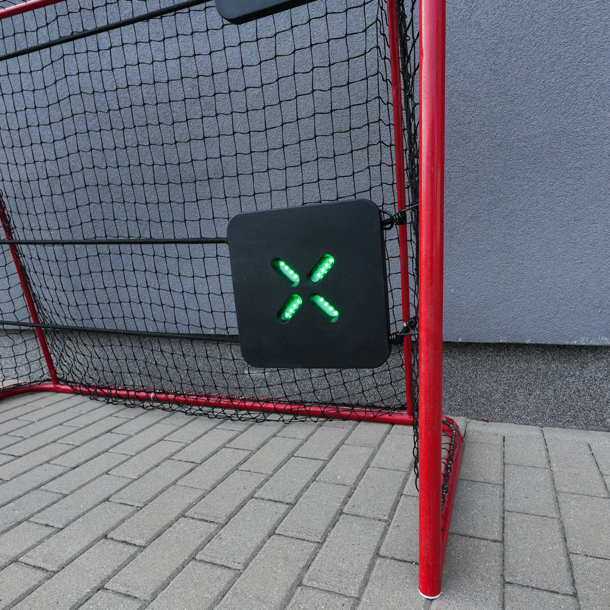 Smart target mounted on a floorball goal
